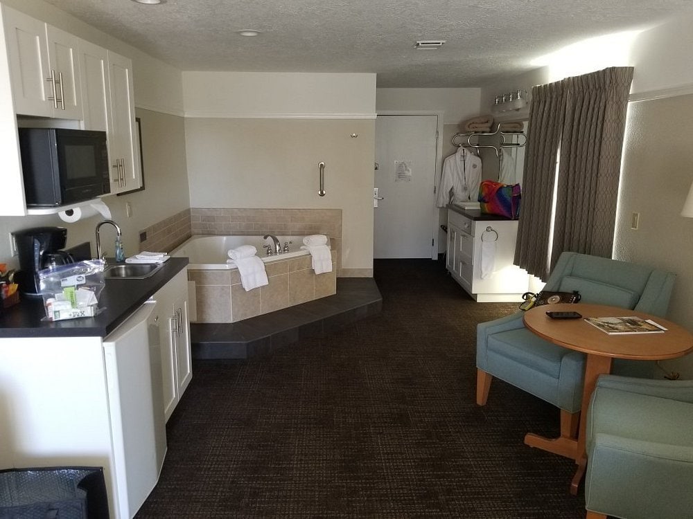 Looking Glass Inn